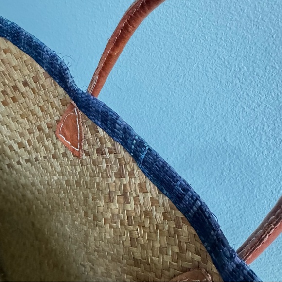 Beautiful woven bag with leather handles. Excellent condition - Picture 3 of 3